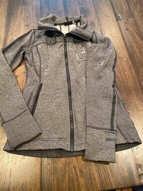 Marmot Womens Zippered sweat shirt Size XS